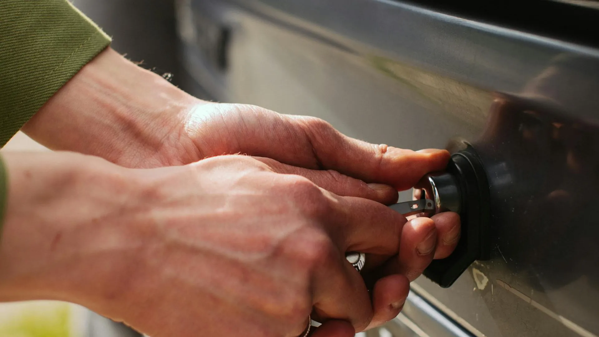 Кто готов помочь, если потребовалось аварийное открытие машины?