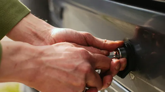 Кто готов помочь, если потребовалось аварийное открытие машины?